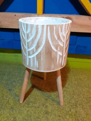 Macetero de madera con diseño