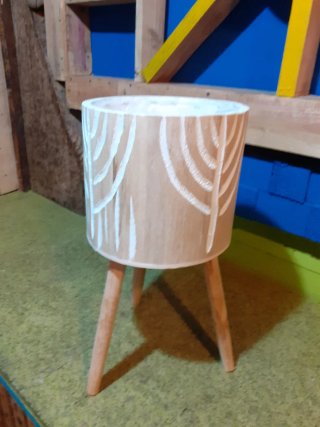 Macetero de madera con diseño