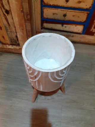 Macetero de madera con diseño
