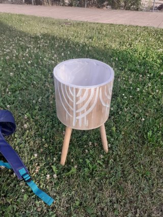 Macetero de madera con diseño