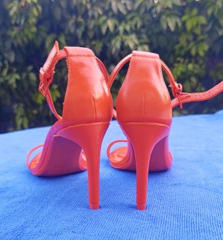 Sandalias tacón Bershka naranja talla 37