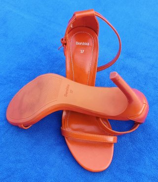 Sandalias tacón Bershka naranja talla 37