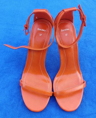 Sandalias tacón Bershka naranja talla 37