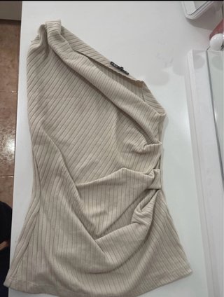 Top Zara asimétrico beige