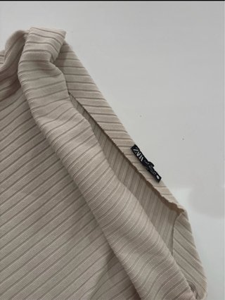 Top Zara asimétrico beige