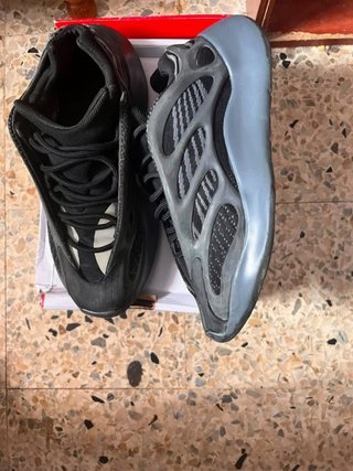 Adidas Yeezy 700 V3 Negro