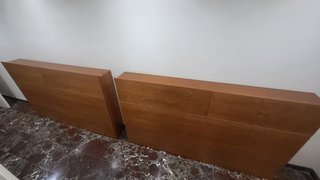 Cabecero de madera con lámparas y cajoneras