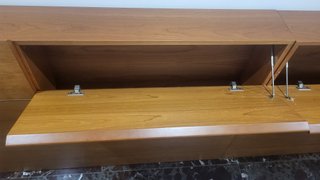 Cabecero de madera con lámparas y cajoneras
