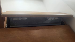 Cabecero de madera con lámparas y cajoneras