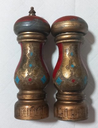 Antiguos salero y pimentero decorados
