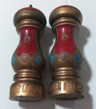 Antiguos salero y pimentero decorados