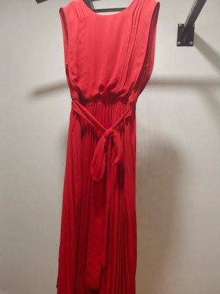 Vestido rojo largo plisado