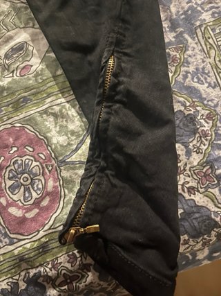 Pantalones vaqueros negros con cremallera