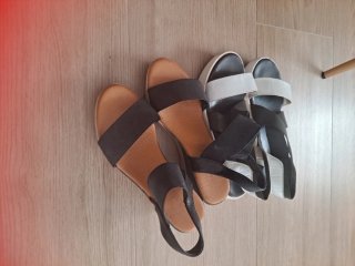 Sandalias de mujer marrones y blancas