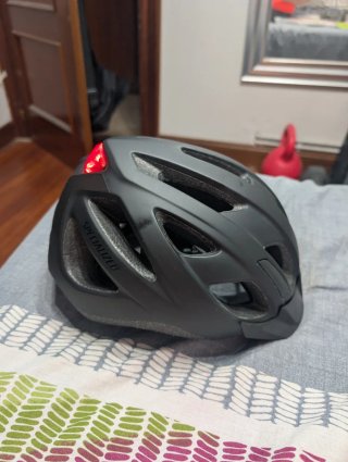 Casco Specialized con luz trasera