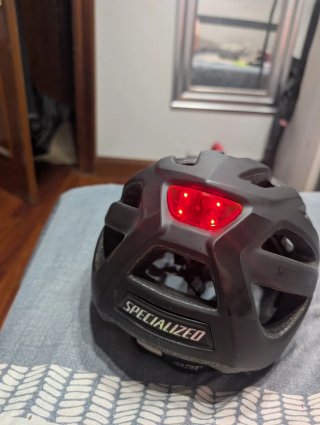 Casco Specialized con luz trasera