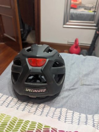 Casco Specialized con luz trasera