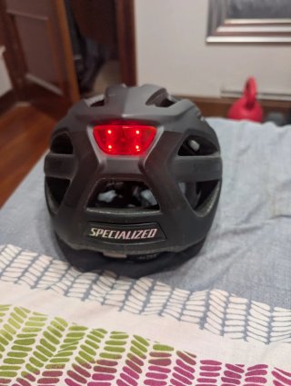 Casco Specialized con luz trasera