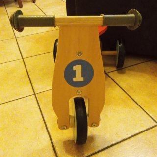 Triciclo in legno per bambini