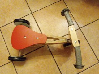 Triciclo in legno per bambini