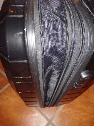 Maleta Rígida Negra texturizada marca Roncato.