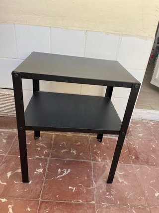Mesa auxiliar negra con estante