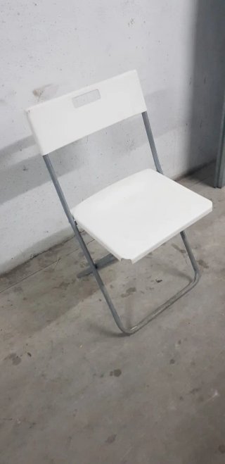 Silla plegable blanca y gris
