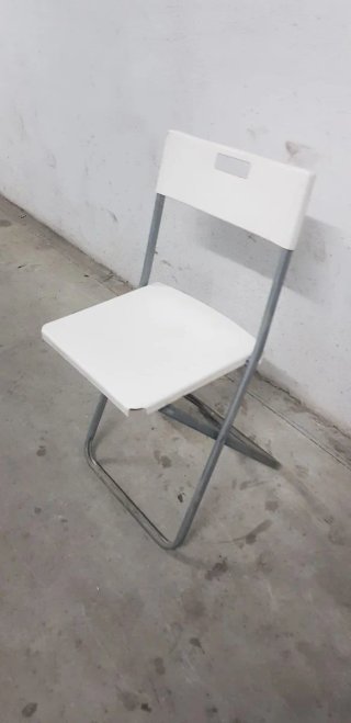 Silla plegable blanca y gris
