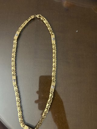 Cadena de oro con diseño griego