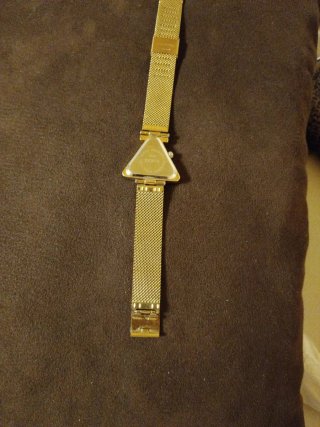 Reloj Guess Triángulo Dorado