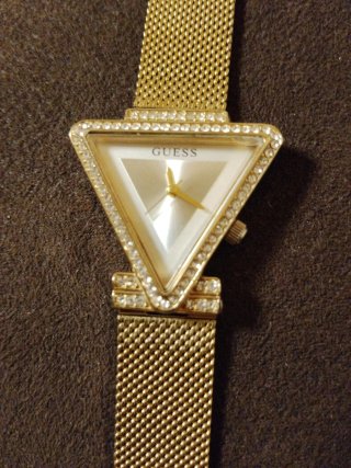 Reloj Guess Triángulo Dorado