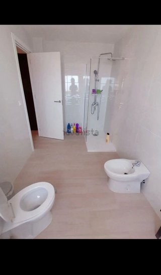 Se alquila piso de dos dormitorios