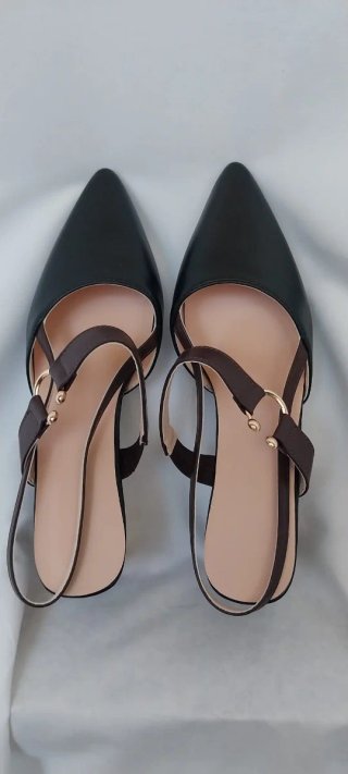 Zapatos de tacón negros y marrones