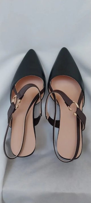 Zapatos de tacón negros y marrones