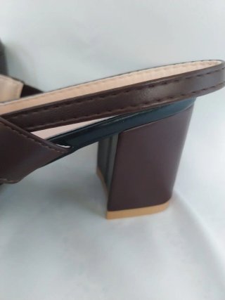 Zapatos de tacón negros y marrones