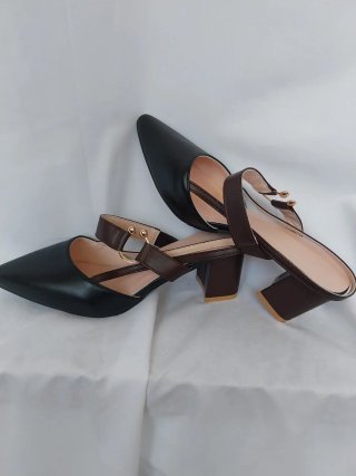 Zapatos de tacón negros y marrones