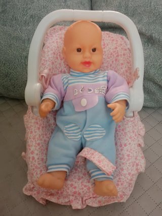 Muñeco bebé con silla portabebés