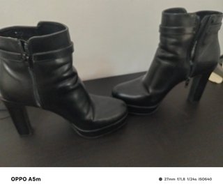 Botas de tacón negras con cadena