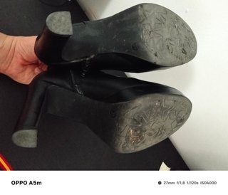 Botas de tacón negras con cadena
