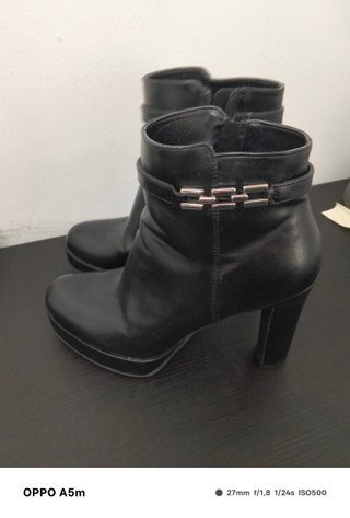 Botas de tacón negras con cadena