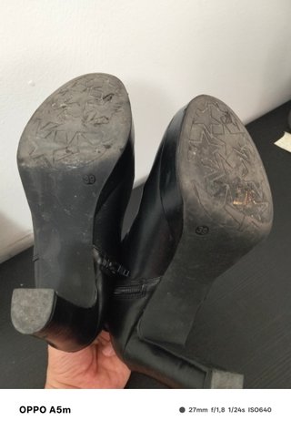 Botas de tacón negras con cadena