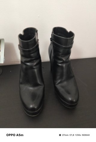 Botas de tacón negras con cadena