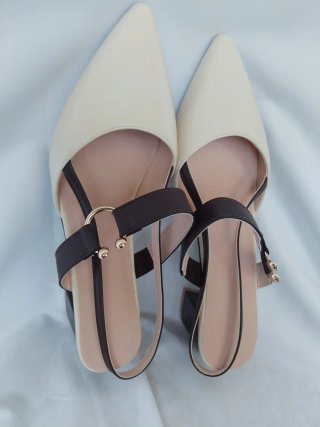 Zapatos de tacón blanco roto (beige) y marrón
