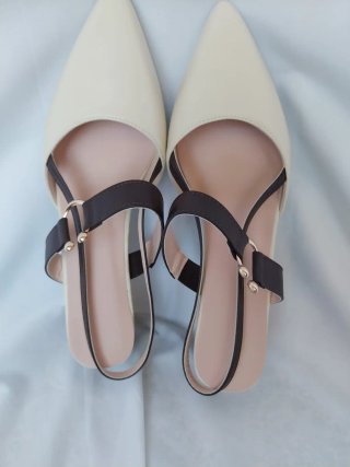 Zapatos de tacón blanco roto (beige) y marrón
