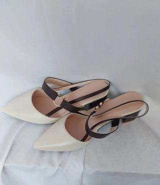 Zapatos de tacón blanco roto (beige) y marrón