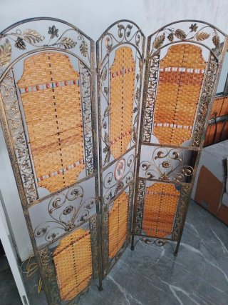Biombo decorativo de forja y mimbre con estantería