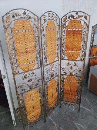 Biombo decorativo de forja y mimbre con estantería