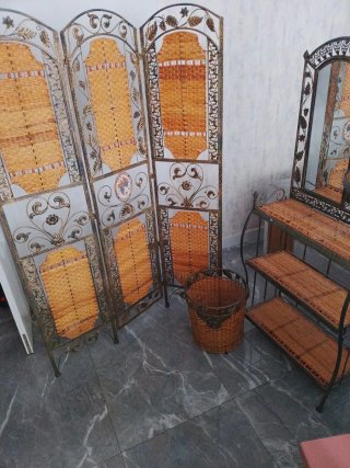 Biombo decorativo de forja y mimbre con estantería