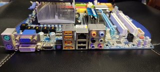Placa Base Gigabyte con CPU AMD y Disipador