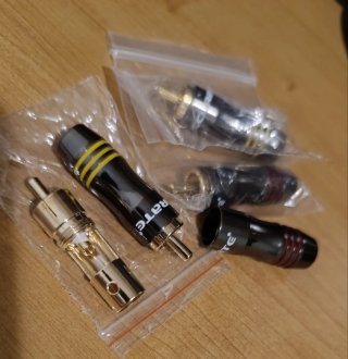 Conectores RCA negros y dorados